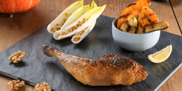 Recette du mois : Cuisses de pintade au citron, courges rôties et endives aux noix